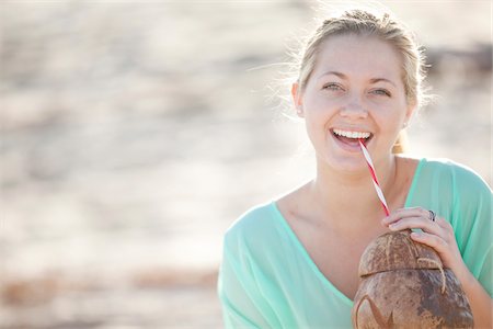 peter barrett - Close-up Portrait of Young Woman on Beach, Looking at Camera and Smiling, Drinking from a Straw out of a Coconut, Palm Beach Gardens, Palm Beach County, Florida, USA Photographie de stock - Premium Libres de Droits, Code: 600-06701909