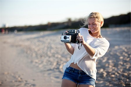 simsearch:600-06531455,k - Young Woman Taking Pictures at Beach with Camera, Palm Beach Gardens, Palm Beach, Florida, USA Stock Photo - Premium Royalty-Free, Code: 600-06701914