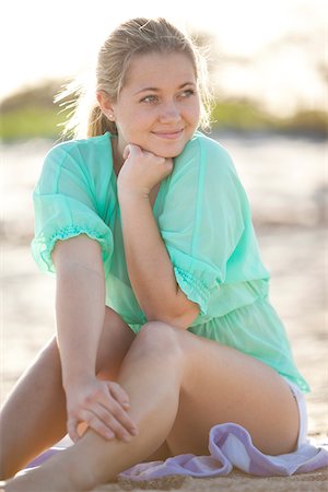 Portrait of Young Woman Sitting on Beach, Palm Beach Gardens, Palm Beach County, Florida, USA Stockbilder - Premium RF Lizenzfrei, Bildnummer: 600-06701910