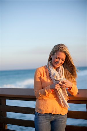 peter barrett - Young Woman Standing on Pier at Beach, Texting on Cell Phone, Jupiter, Palm Beach County, Florida, USA Foto de stock - Sin royalties Premium, Código: 600-06701928