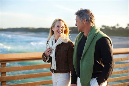 Mature Couple Walking along Pier, Jupiter, Palm Beach County, Florida, USA Photographie de stock - Premium Libres de Droits, Code: 600-06701936