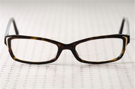 Close-up of Eyeglasses on Eye Exam Chart, Studio Shot Foto de stock - Sin royalties Premium, Código: 600-06702126