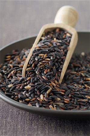 riz - Close-up of Bowl of Black Rice with Scoop, Studio Shot Photographie de stock - Premium Libres de Droits, Code: 600-06702134