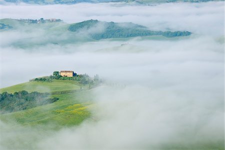 Typical Tuscany landscape with farm in morning with fog near Pienza. Pienza, Siena district, Tuscany, Toscana, Italy. Stock Photo - Premium Royalty-Free, Code: 600-06732593