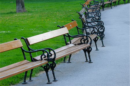 fußweg - Benches in park. Vienna, Austria. Stockbilder - Premium RF Lizenzfrei, Bildnummer: 600-06732626