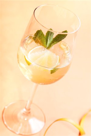 Drink in Glass with Lemon and Mint, Studio Shot Stockbilder - Premium RF Lizenzfrei, Bildnummer: 600-06758254