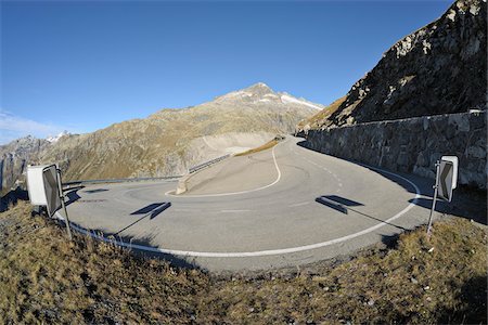 Hairpin Turn in Furka Pass in Autumn, Valais, Switzerland Foto de stock - Sin royalties Premium, Código: 600-06758370