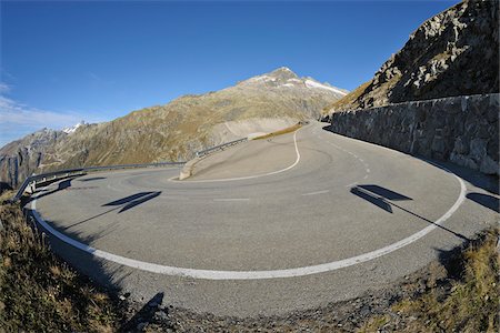 Hairpin Turn in Furka Pass in Autumn, Valais, Switzerland Foto de stock - Sin royalties Premium, Código: 600-06758372