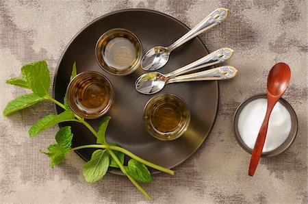 Overhead View of Mint Tea on Serving Tray with Bowl of Sugar, Studio Shot Foto de stock - Sin royalties Premium, Código: 600-06752238