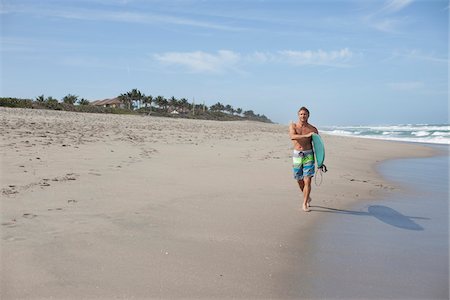 seniors surfing - Mature Man Walking down Beach with Surfboard, USA Photographie de stock - Premium Libres de Droits, Code: 600-06752304