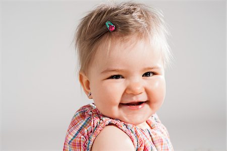 Head and Shoulders Portrait of Baby Girl, Studio Shot Foto de stock - Sin royalties Premium, Código: 600-06752376