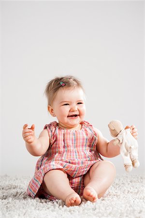 Portrait of Baby Girl Laughing and holding Teddy Bear, Studio Shot Foto de stock - Sin royalties Premium, Código: 600-06752370