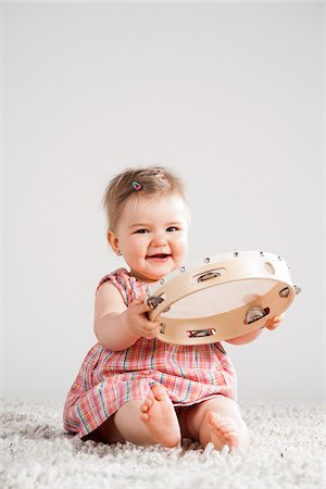 Portrait of Baby Girl holding Tambourine, Studio Shot Photographie de stock - Premium Libres de Droits, Code: 600-06752373