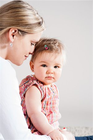 Portrait of Mother and Daughter, Studio Shot Photographie de stock - Premium Libres de Droits, Code: 600-06752381