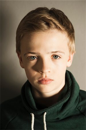 Head and Shoulders Portrait of Boy, Studio Shot Photographie de stock - Premium Libres de Droits, Code: 600-06752468