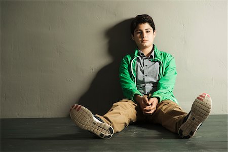 Portrait of Teenager Sitting on Floor, Studio Shot Foto de stock - Sin royalties Premium, Código: 600-06752461
