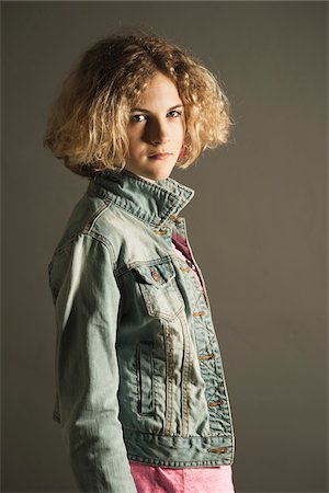 dreizehn - Portrait of Teenage Girl, Studio Shot Foto de stock - Sin royalties Premium, Código: 600-06752485