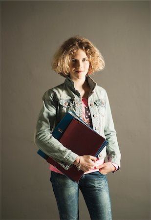 Portrait of Teenage Girl with Binders, Studio Shot Foto de stock - Sin royalties Premium, Código: 600-06752486