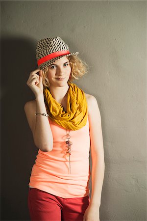 Portrait of Teenage Girl, Studio Shot Foto de stock - Sin royalties Premium, Código: 600-06752509