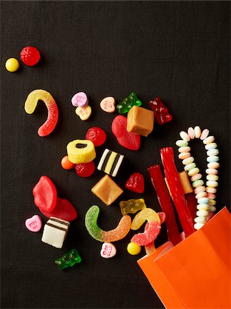 Assorted Candy Spilling out of Bag Foto de stock - Sin royalties Premium, Código: 600-06773327