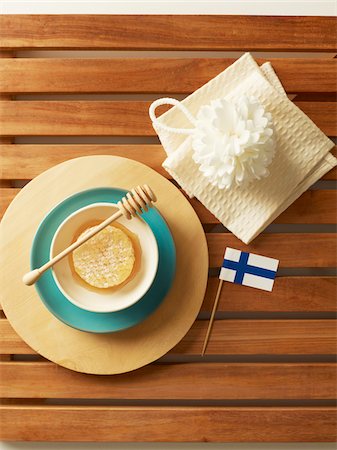 Honeycomb in Bowl with Honey Dipper, Bath Sponge and Finnish Flag Stockbilder - Premium RF Lizenzfrei, Bildnummer: 600-06773328