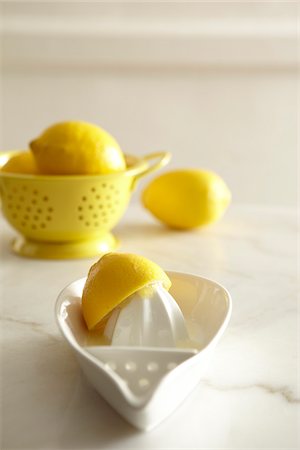 seiher - Lemons and Juice Reamer, Studio Shot Stockbilder - Premium RF Lizenzfrei, Bildnummer: 600-06773339