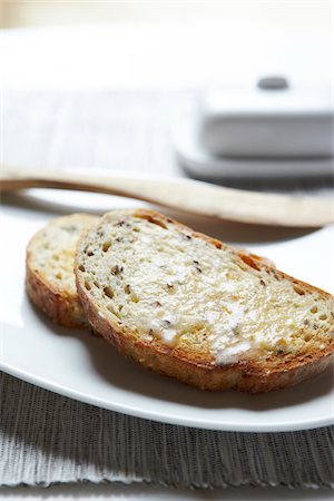 Close-up of Buttered Multigrain Toast with Wooden Knife, Studio Shot Foto de stock - Sin royalties Premium, Código: 600-06773340