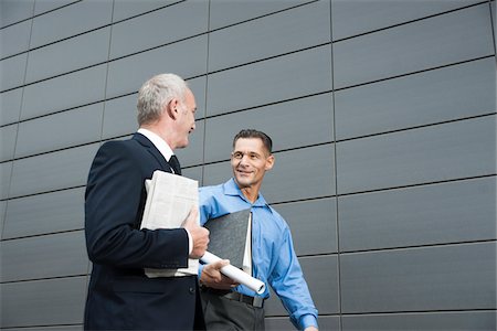 Businessmen Walking and Talking Outdoors, Mannheim, Baden-Wurttemberg, Germany Foto de stock - Sin royalties Premium, Código: 600-06773371