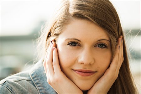 Close-up portrait of young woman outdoors, smiling at camera Photographie de stock - Premium Libres de Droits, Code: 600-06786798