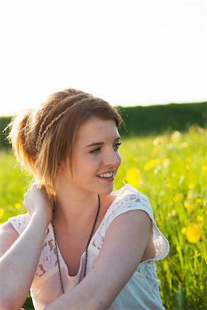 Portrait of teenage girl sitting in field, Germany Photographie de stock - Premium Libres de Droits, Code: 600-06786809