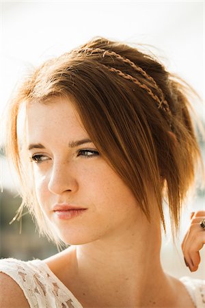 Close-up portrait of teenage girl outdoors, looking to the side Photographie de stock - Premium Libres de Droits, Code: 600-06786802