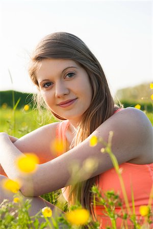 simsearch:600-03799528,k - Portrait of young woman sitting in field, Germany Photographie de stock - Premium Libres de Droits, Code: 600-06786810