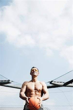 Portrait of mature man on outdoor basketball court, getting ready to throw basketball, Germany Photographie de stock - Premium Libres de Droits, Code: 600-06786839