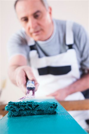 farbe (färbende substanz) - Senior Man Painting Board with Blue Paint, Studio Shot Stockbilder - Premium RF Lizenzfrei, Bildnummer: 600-06787003