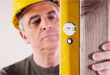 radius201311 - Portrait of Carpenter using Level, Studio Shot Foto de stock - Sin royalties Premium, Código: 600-06787012