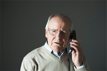 simsearch:600-06438978,k - Elderly Man Talking on Phone in Studio Fotografie stock - Premium Royalty-Free, Codice: 600-06787026