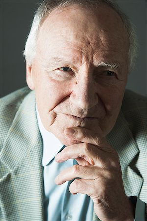 simsearch:600-03865035,k - Close-up Portrait of Elderly Man in Studio Stockbilder - Premium RF Lizenzfrei, Bildnummer: 600-06787022