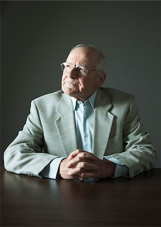 solo anziani - Portrait of Elderly Man in Studio Photographie de stock - Premium Libres de Droits, Code: 600-06787023