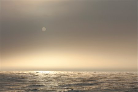 The Atlantic ocean water as seen from a sailboat at sea in the fog Stock Photo - Premium Royalty-Free, Code: 600-06782116