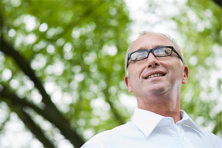 simsearch:600-03874583,k - Close-up portrait of mature man wearing horn-rimmed eyeglasses in park, Mannheim, Germany Stock Photo - Premium Royalty-Free, Code: 600-06782234