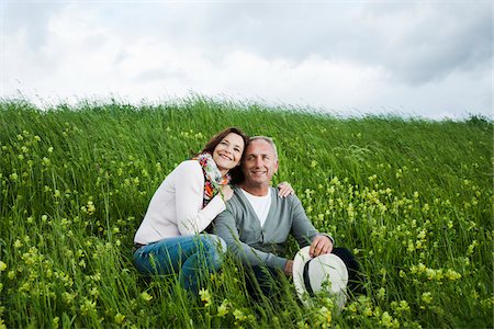 simsearch:600-06701931,k - Portrait of mature couple sitting in field of grass, embracing, Germany Foto de stock - Sin royalties Premium, Código: 600-06782251