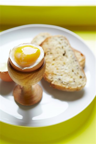 Soft Boiled Egg with Multigrain Toast, Studio Shot Photographie de stock - Premium Libres de Droits, Artiste: Michael Alberstat, Le code de l’image : 600-06808808