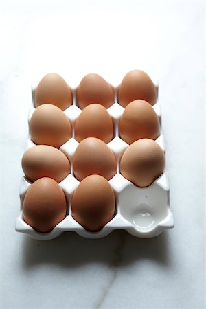 simsearch:600-06808816,k - Overhead View of Brown Eggs, Studio Shot Stock Photo - Premium Royalty-Free, Code: 600-06808814