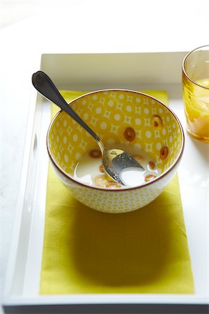 Spoon in Eaten Bowl of Oat Circle Cereal, Studio Shot Photographie de stock - Premium Libres de Droits, Code: 600-06808810