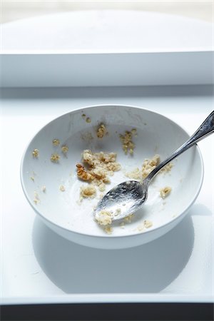 flocons d'avoine - Spoon in Eaten Bowl of Oatmeal, Studio Shot Photographie de stock - Premium Libres de Droits, Code: 600-06808821