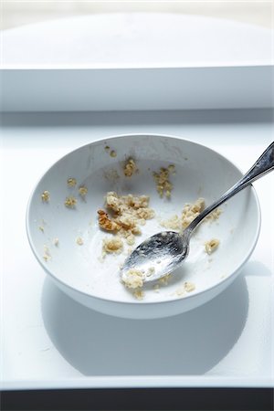 farinha de aveia - Spoon in Eaten Bowl of Oatmeal, Studio Shot Foto de stock - Royalty Free Premium, Número: 600-06808821