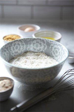 Bowl of Flour with Whisk and Baking Ingredients, Studio Shot Foto de stock - Sin royalties Premium, Código: 600-06808822