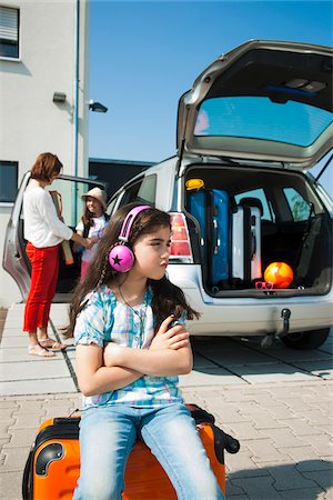 Family Loading Van with Luggage for Vacation, Mannheim, Baden-Wurttemberg, Germany Stock Photo - Premium Royalty-Free, Code: 600-06808918