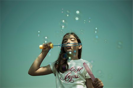Girl Blowing Bubbles, Mannheim, Baden-Wurttemberg, Germany Photographie de stock - Premium Libres de Droits, Code: 600-06808928