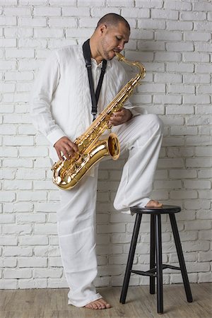 Portrait of Musician Playing Saxophone, Studio Shot Foto de stock - Sin royalties Premium, Código: 600-06803957